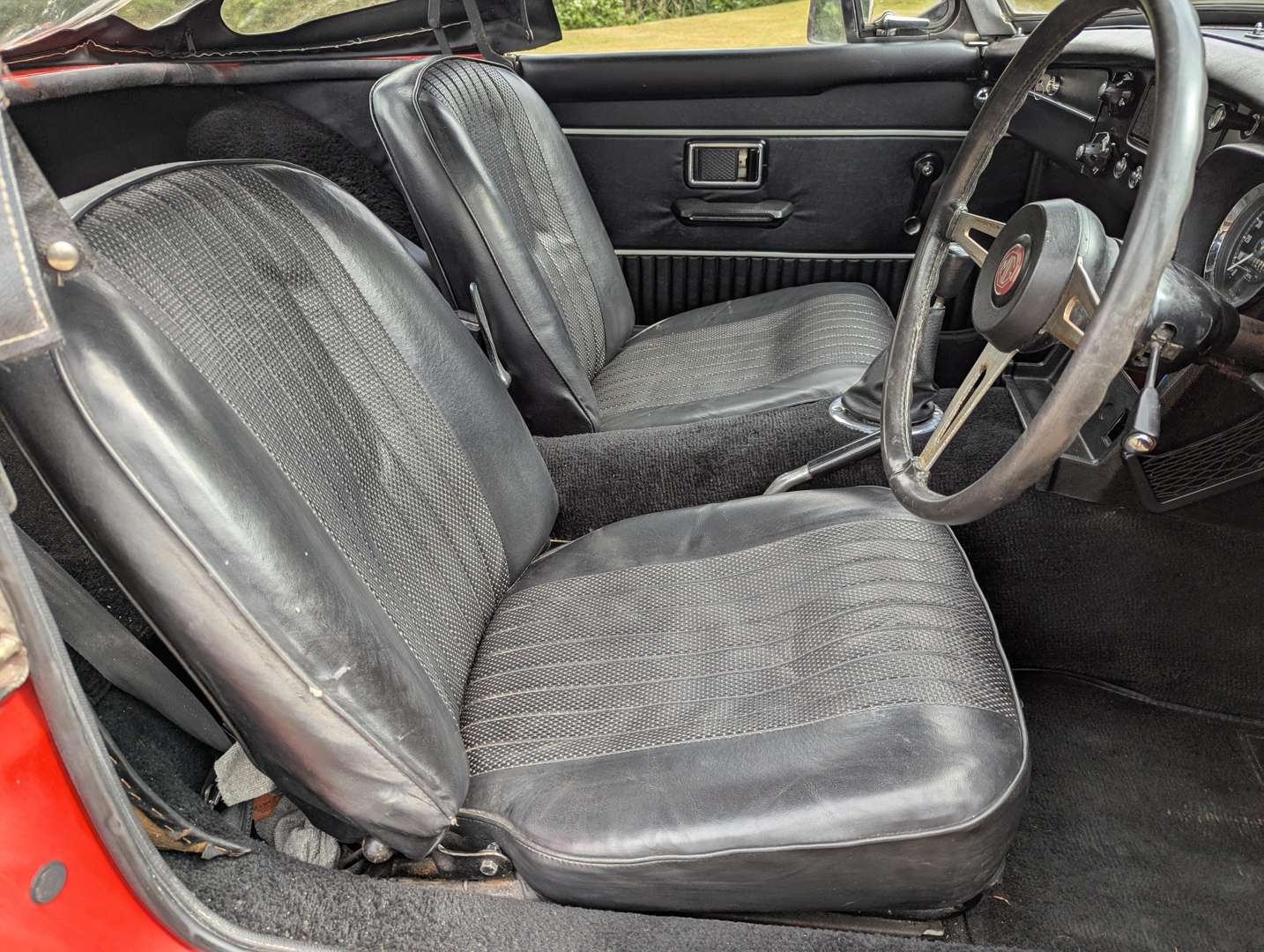<p>1970 MG B ROADSTER</p>