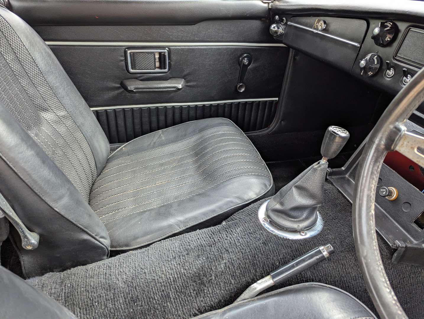 <p>1970 MG B ROADSTER</p>