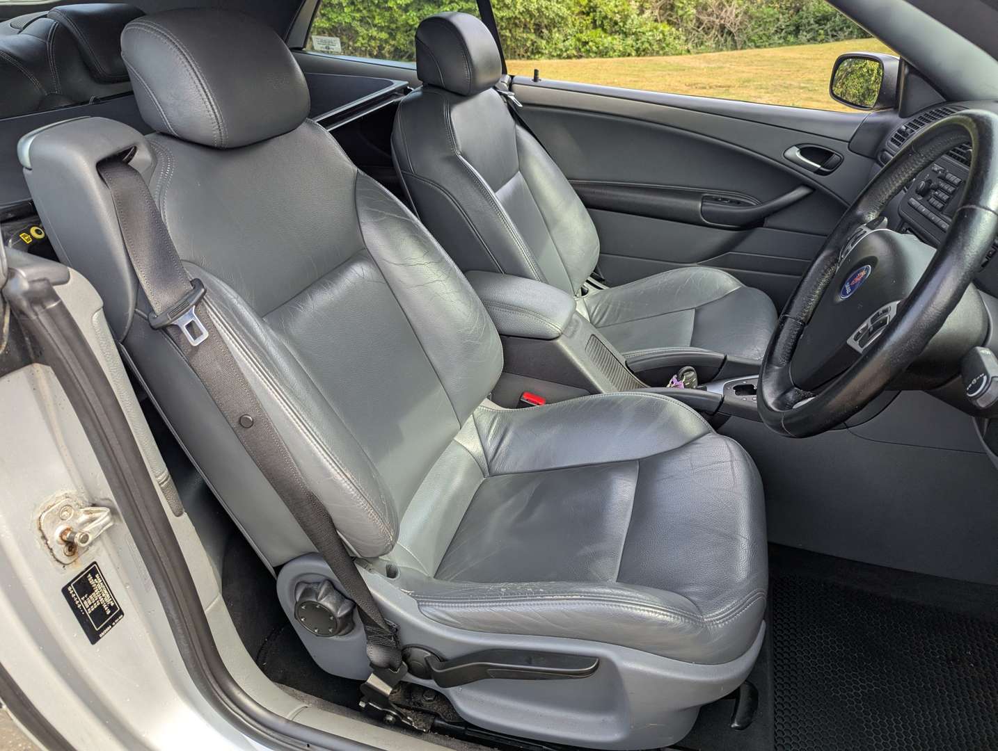 <p>2004 SAAB 9-3 VECTOR CONVERTIBLE ONE OWNER&nbsp;</p>