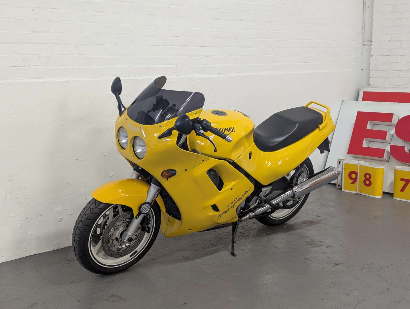 <p>1991 TRIUMPH DAYTONA 750</p>
