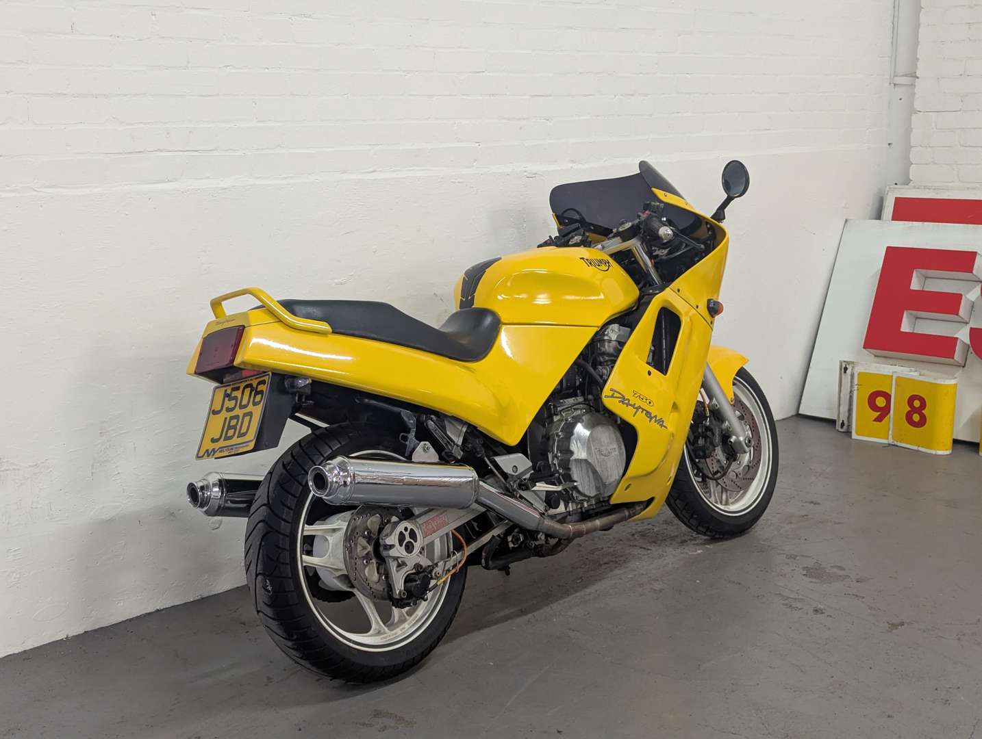 <p>1991 TRIUMPH DAYTONA 750</p>