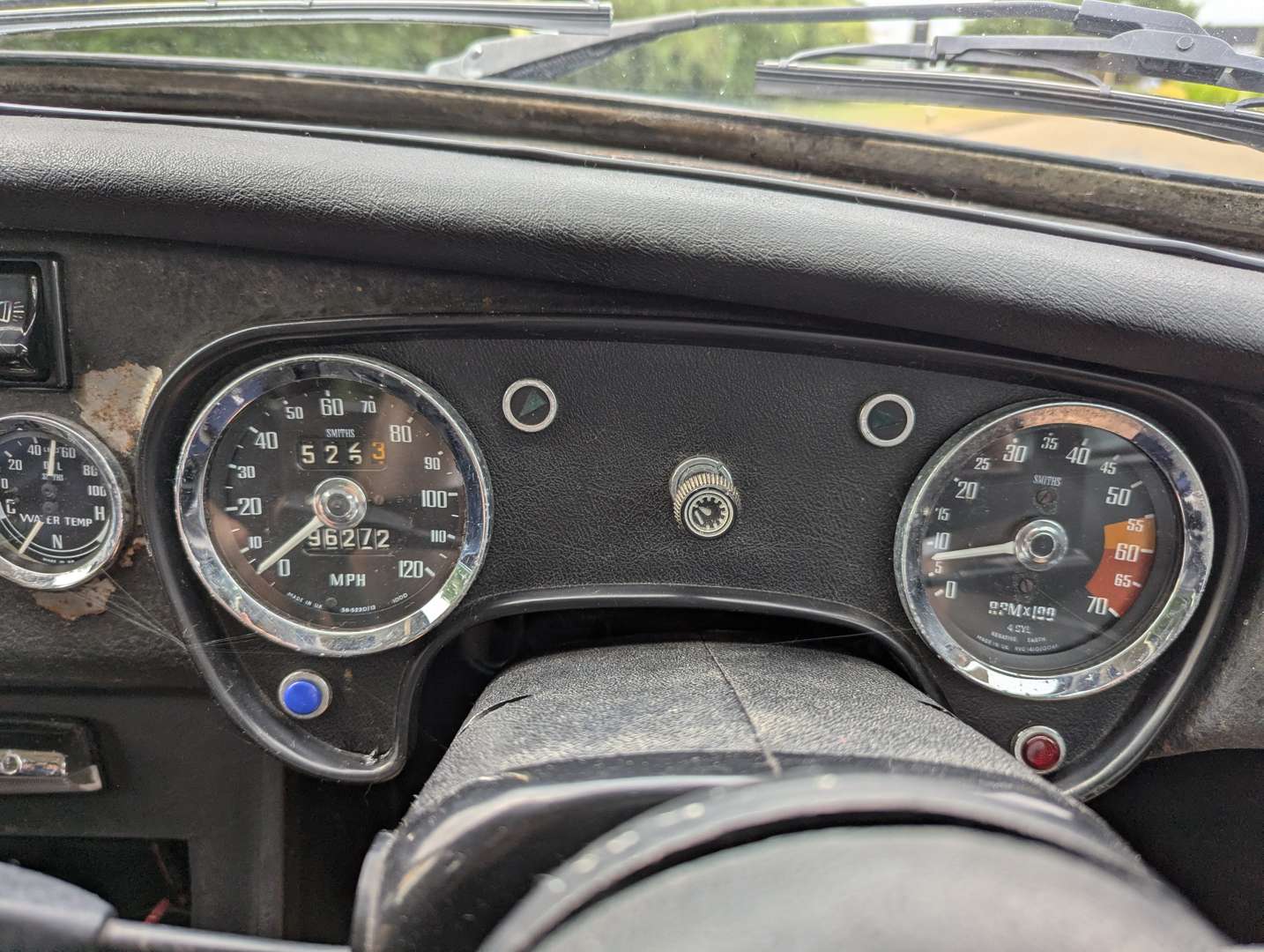 <p>1975 MG B GT</p>