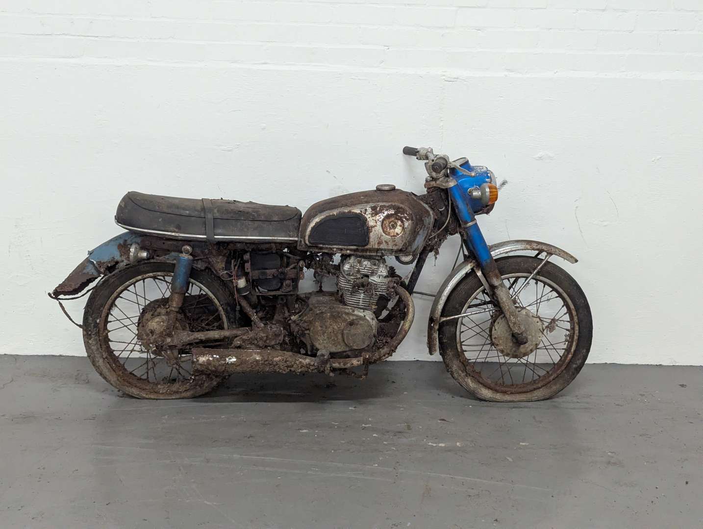 <p>HONDA CD175</p>