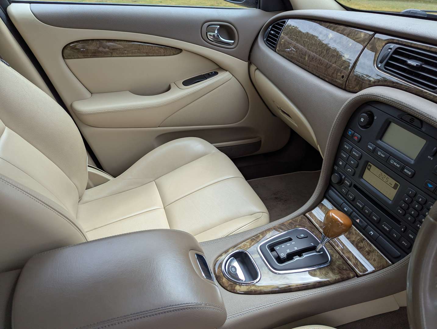 <p>2004 JAGUAR S-TYPE 2.5 V6 SE AUTO</p>