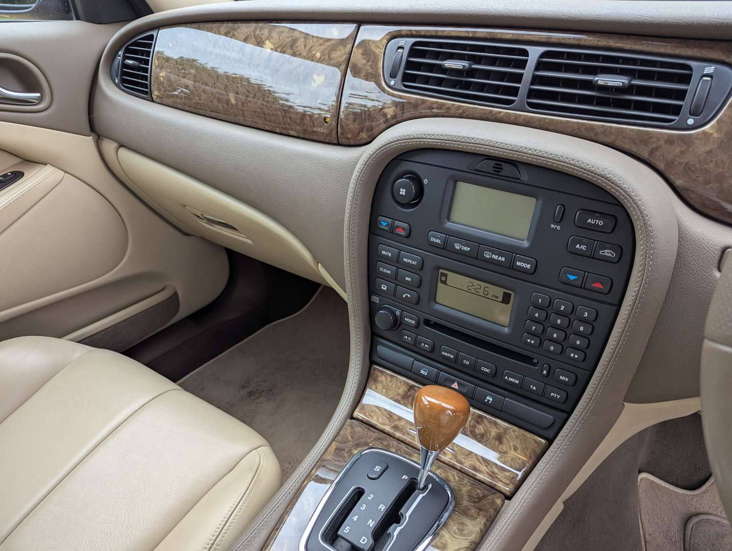 <p>2004 JAGUAR S-TYPE 2.5 V6 SE AUTO</p>
