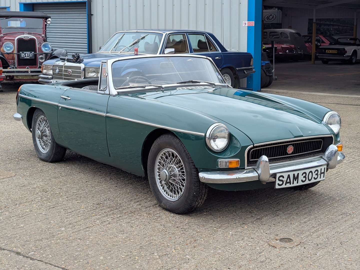<p>1970 MG B ROADSTER</p>