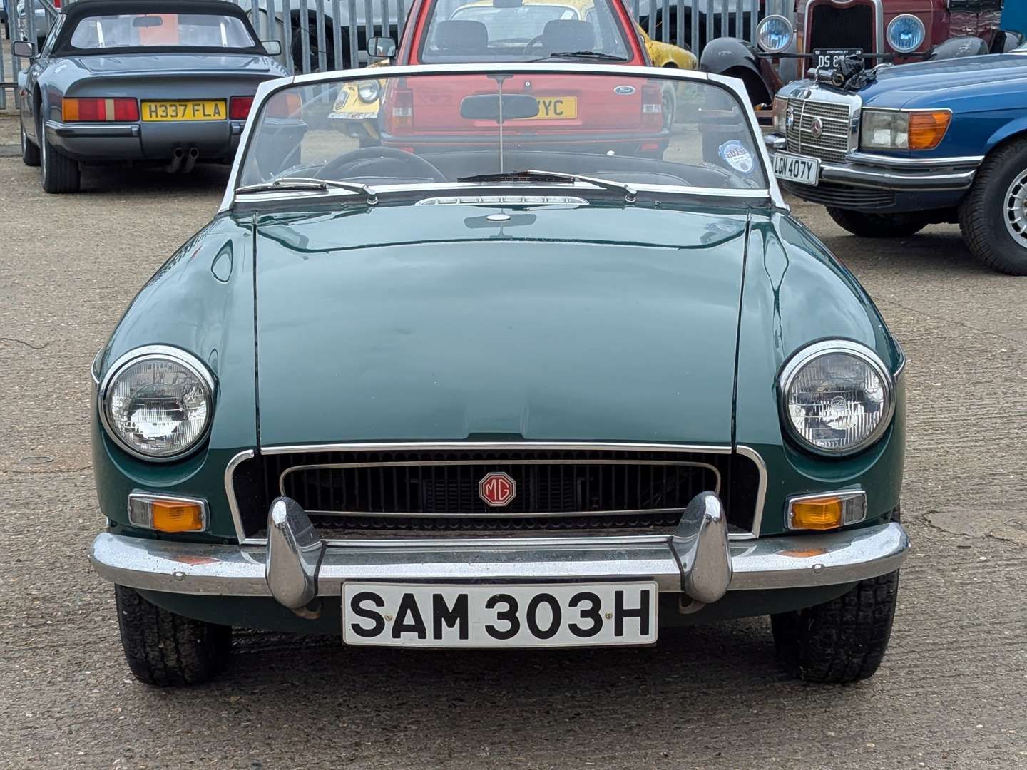 <p>1970 MG B ROADSTER</p>