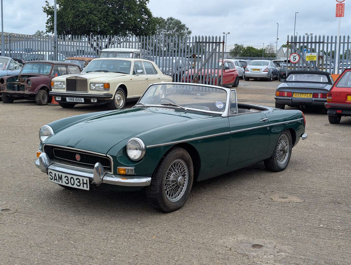 <p>1970 MG B ROADSTER</p>