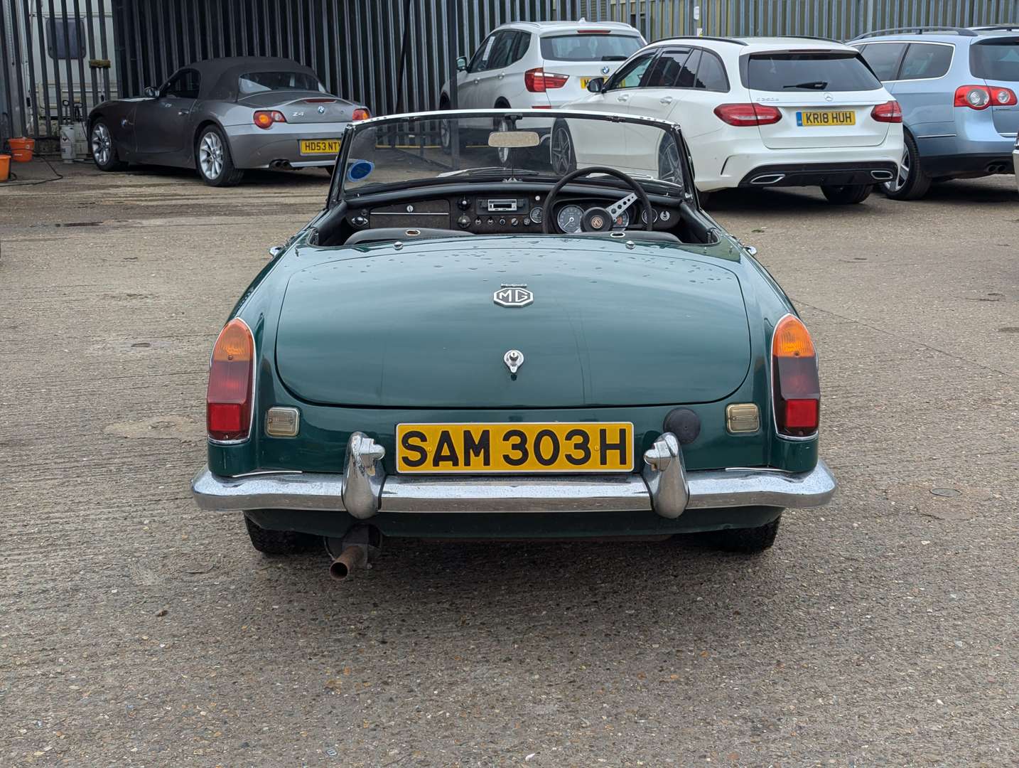 <p>1970 MG B ROADSTER</p>