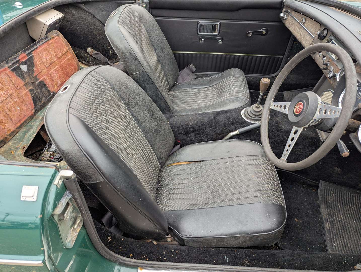 <p>1970 MG B ROADSTER</p>