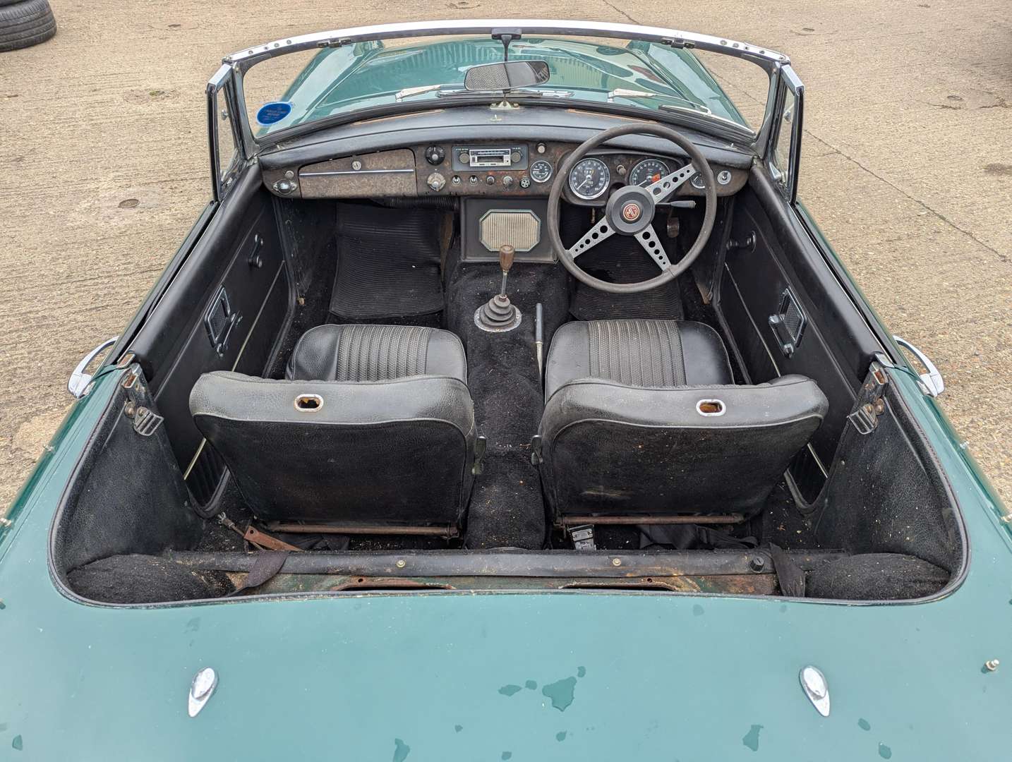 <p>1970 MG B ROADSTER</p>