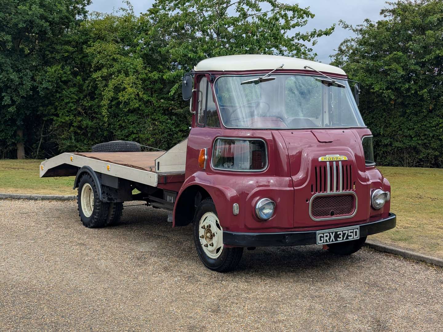 <p>1966 MORRIS FG TRUCK</p>