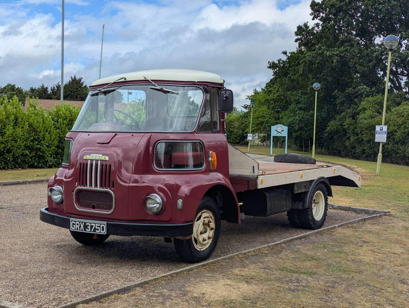 <p>1966 MORRIS FG TRUCK</p>