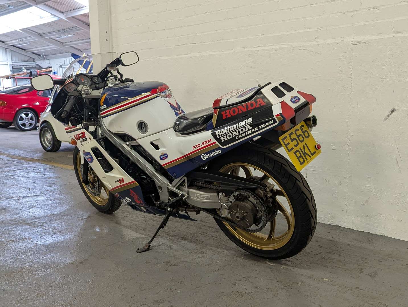 <p>1987 HONDA VFR 400R</p>