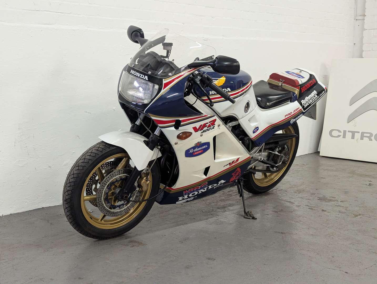 <p>1987 HONDA VFR 400R</p>