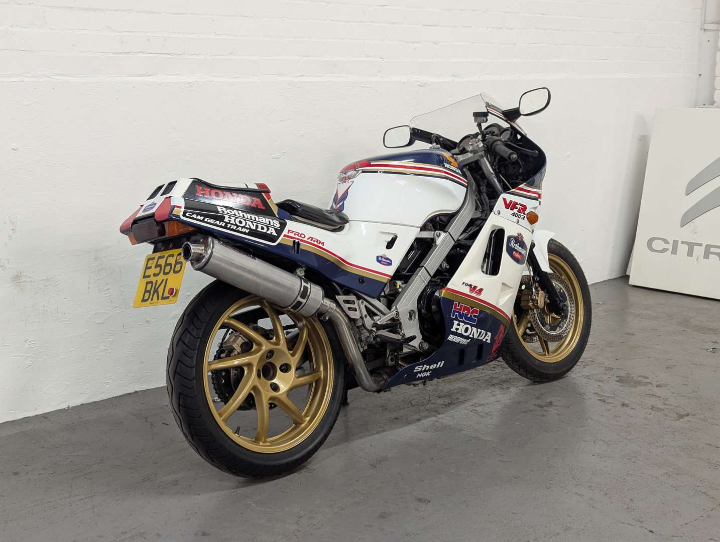<p>1987 HONDA VFR 400R</p>
