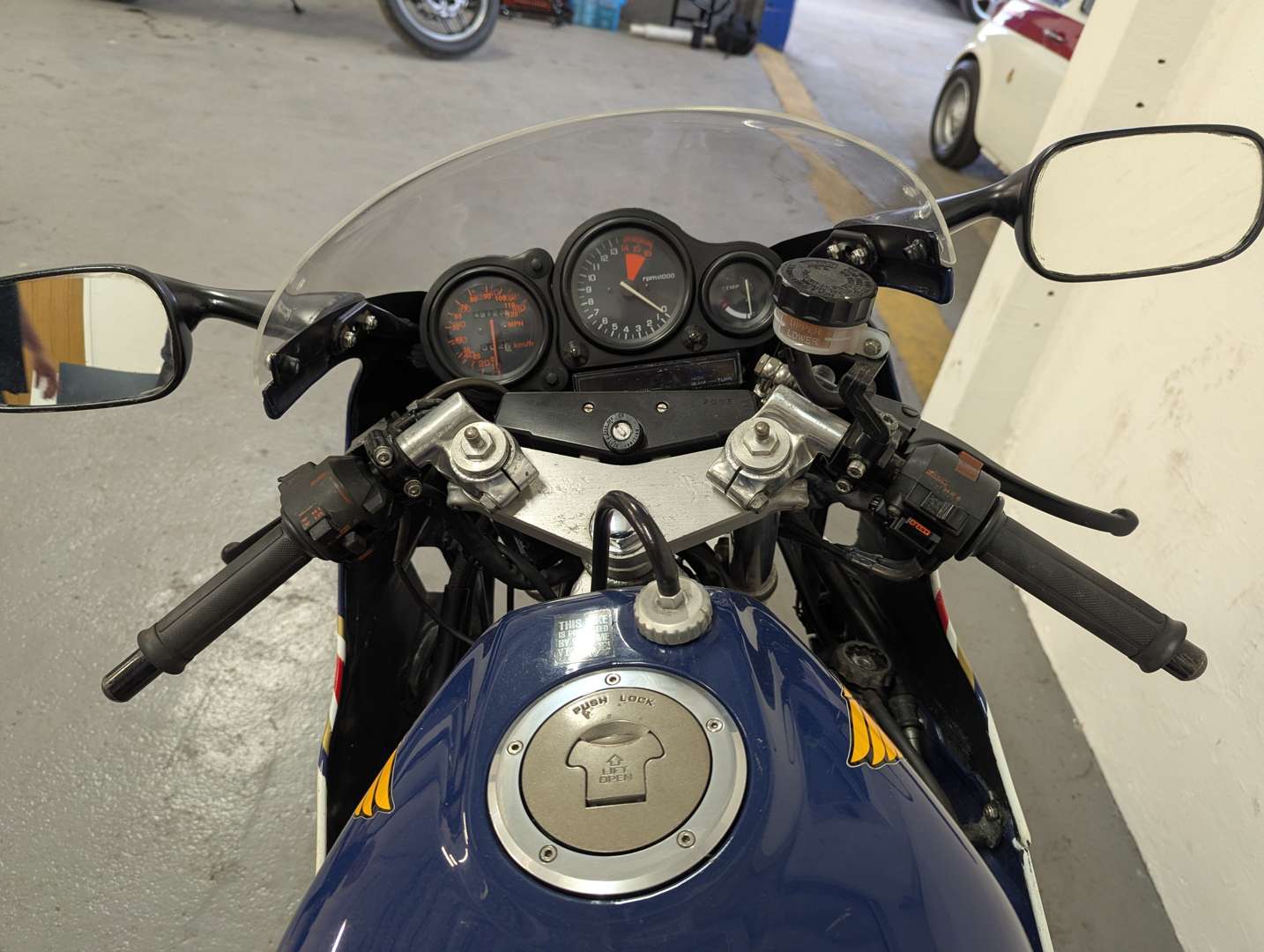 <p>1987 HONDA VFR 400R</p>