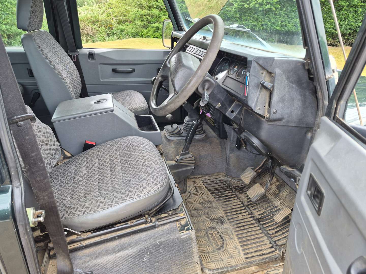 <p>2001 LAND ROVER DEFENDER</p>