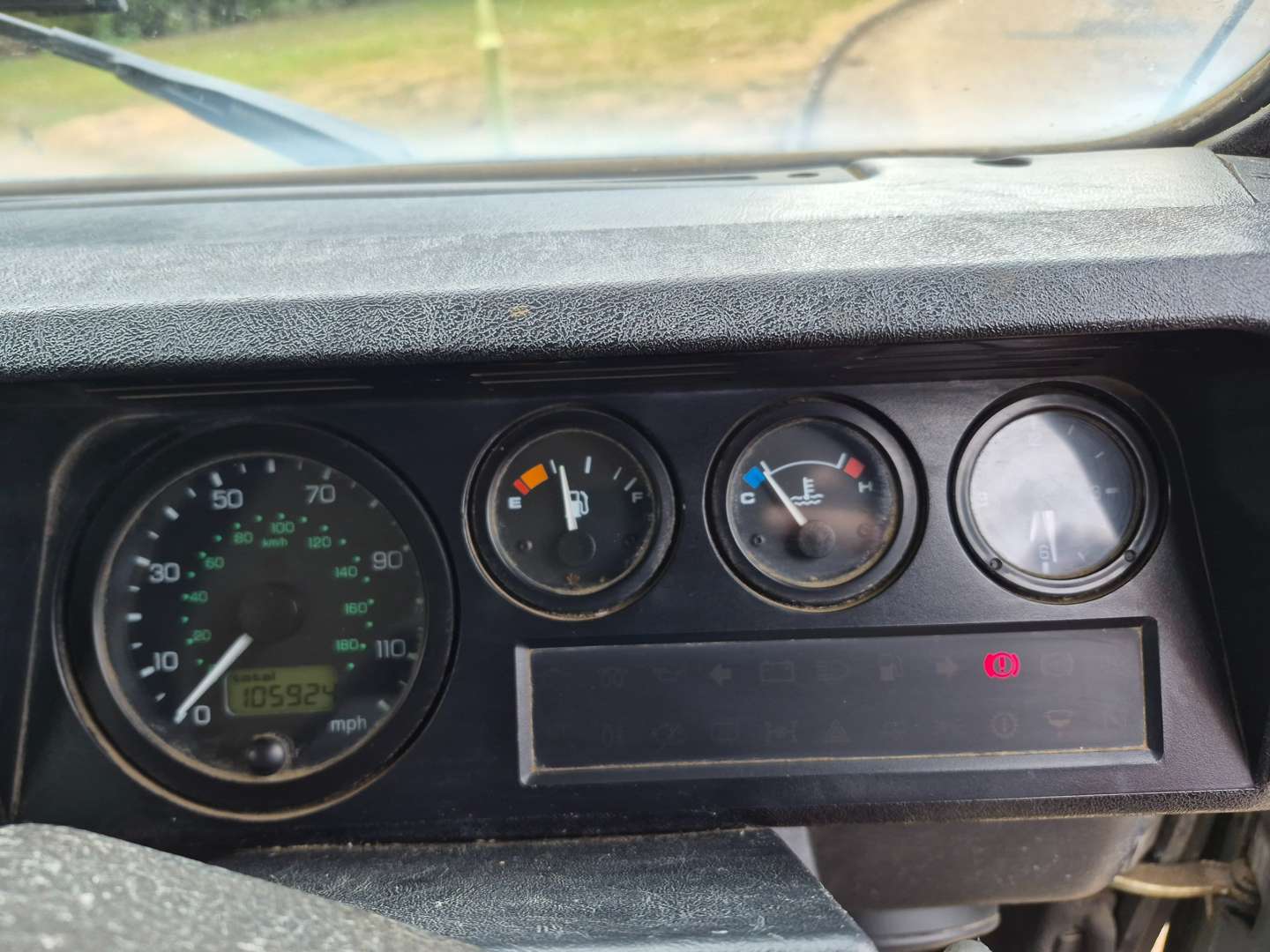 <p>2001 LAND ROVER DEFENDER</p>