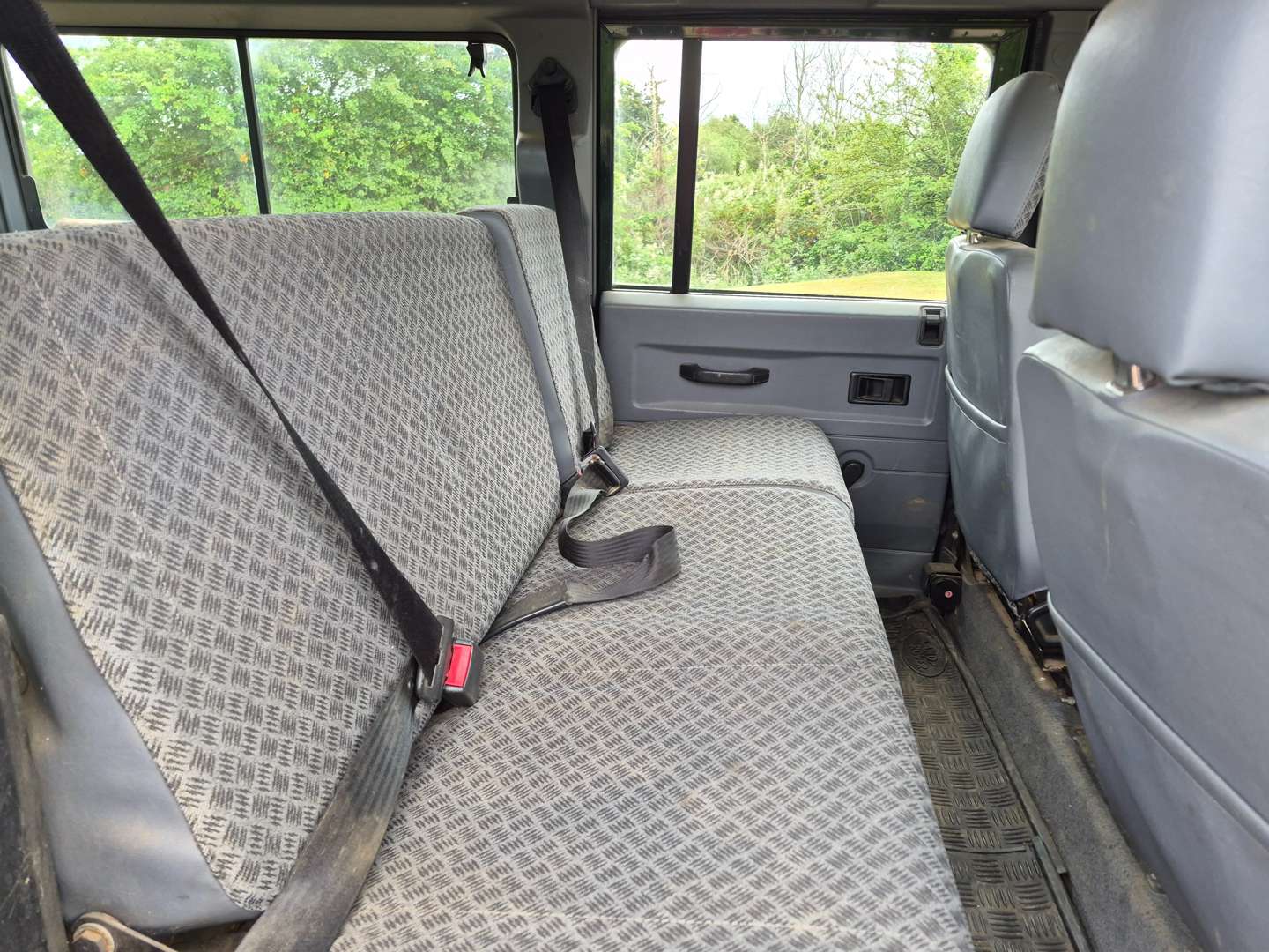 <p>2001 LAND ROVER DEFENDER</p>