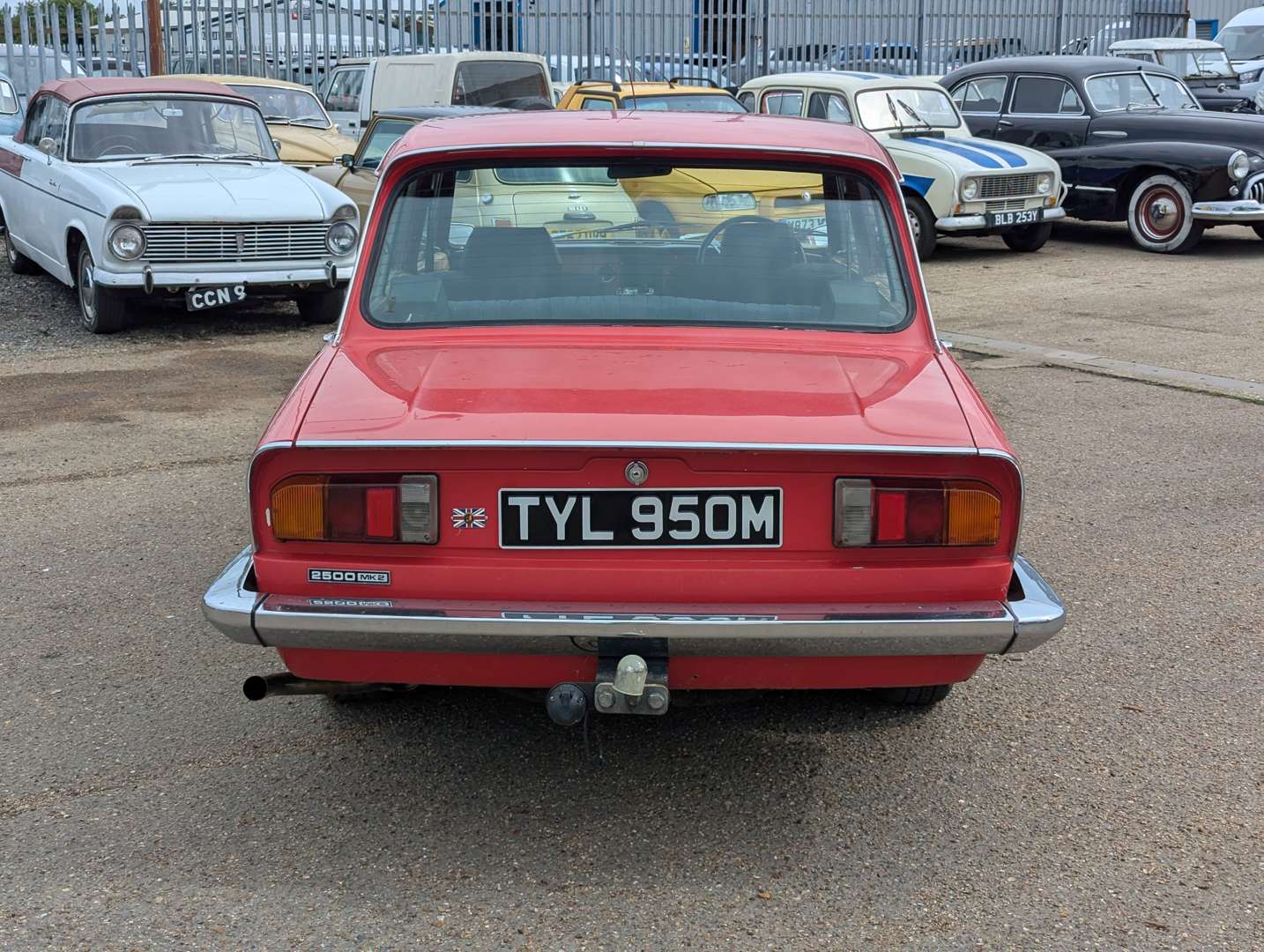 <p>1973 TRIUMPH 2000</p>