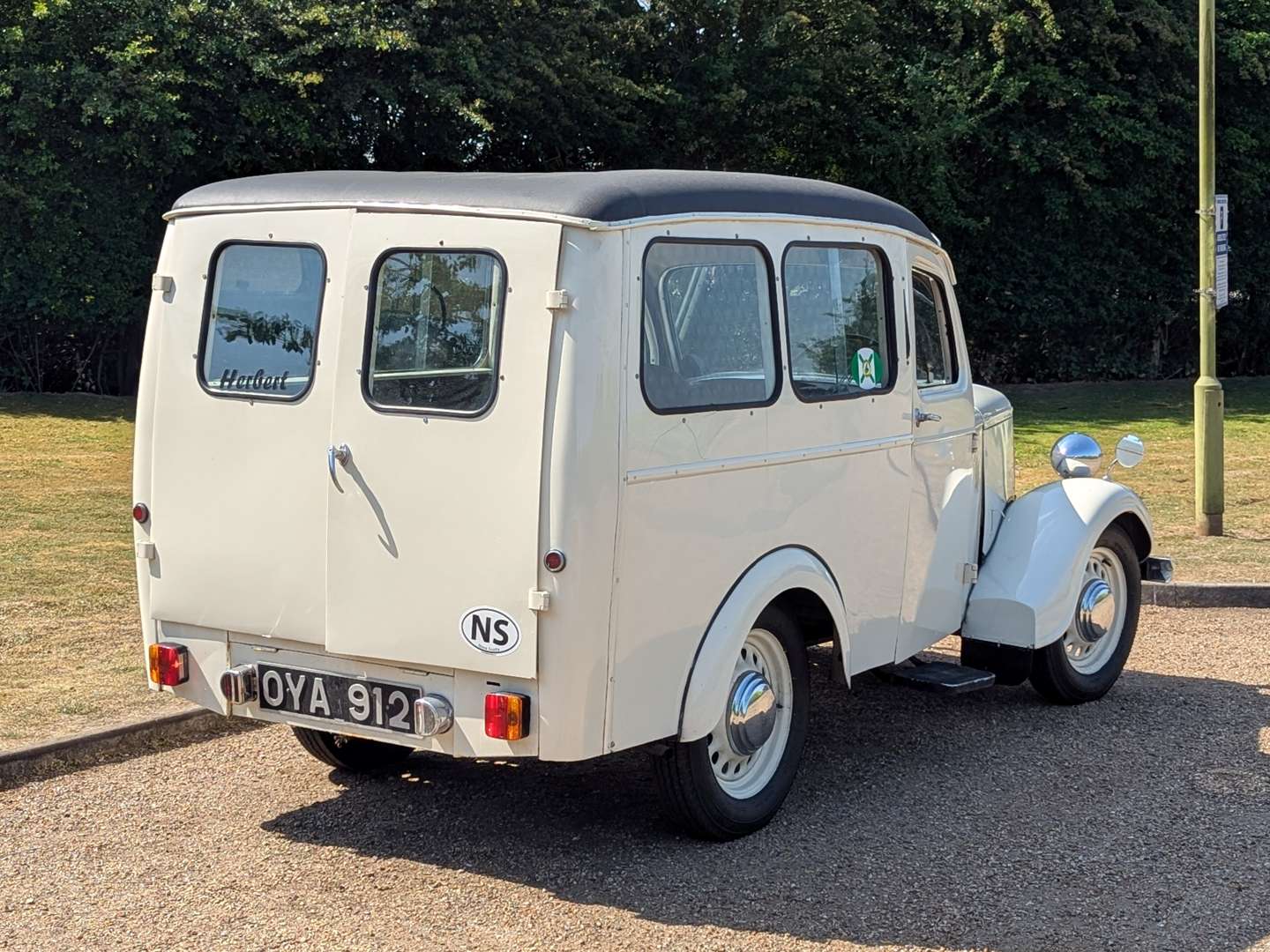 <p>1952 JOWETT BRADFORD</p>