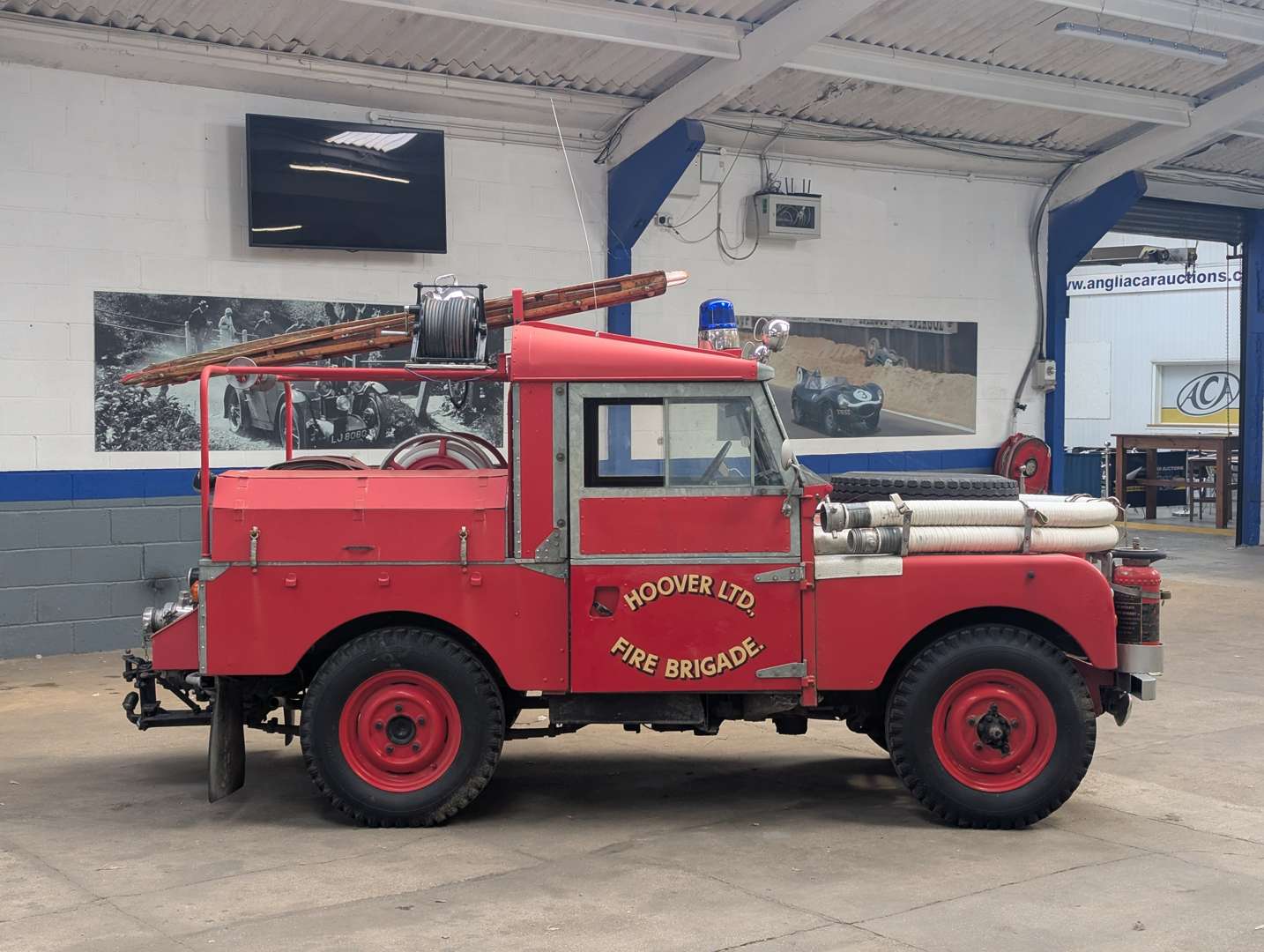 <p>1955 LAND ROVER SERIES I FIRE ENGINE</p>