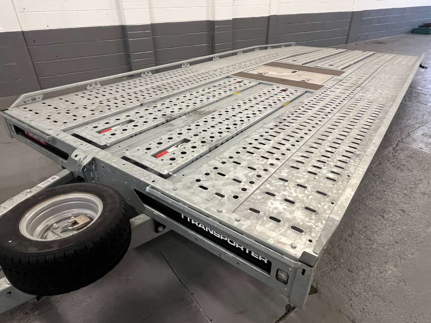 <p>BRIAN JAMES TRI AXLE TRAILER&nbsp;</p>