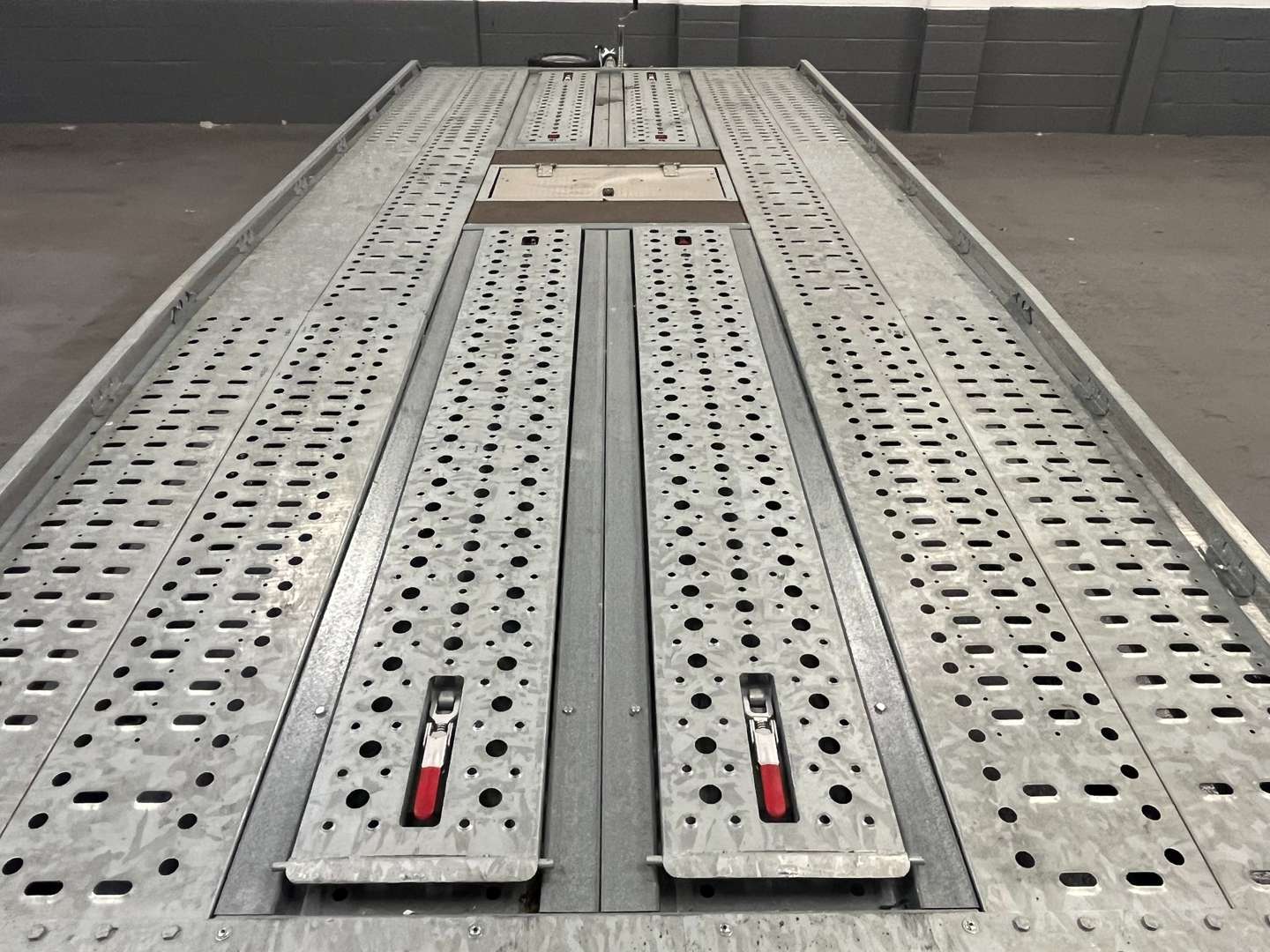 <p>BRIAN JAMES TRI AXLE TRAILER&nbsp;</p>