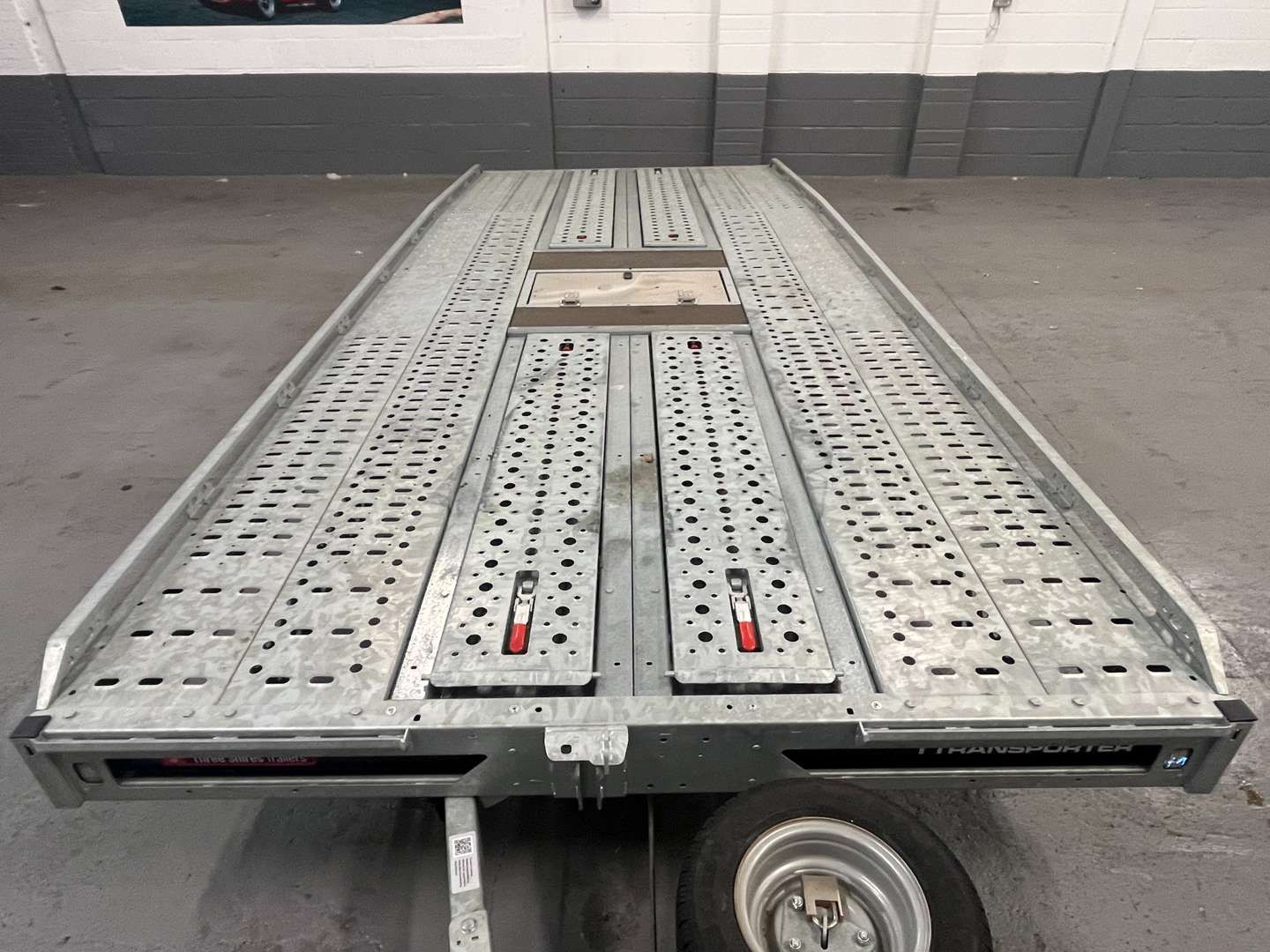 <p>BRIAN JAMES TRI AXLE TRAILER&nbsp;</p>