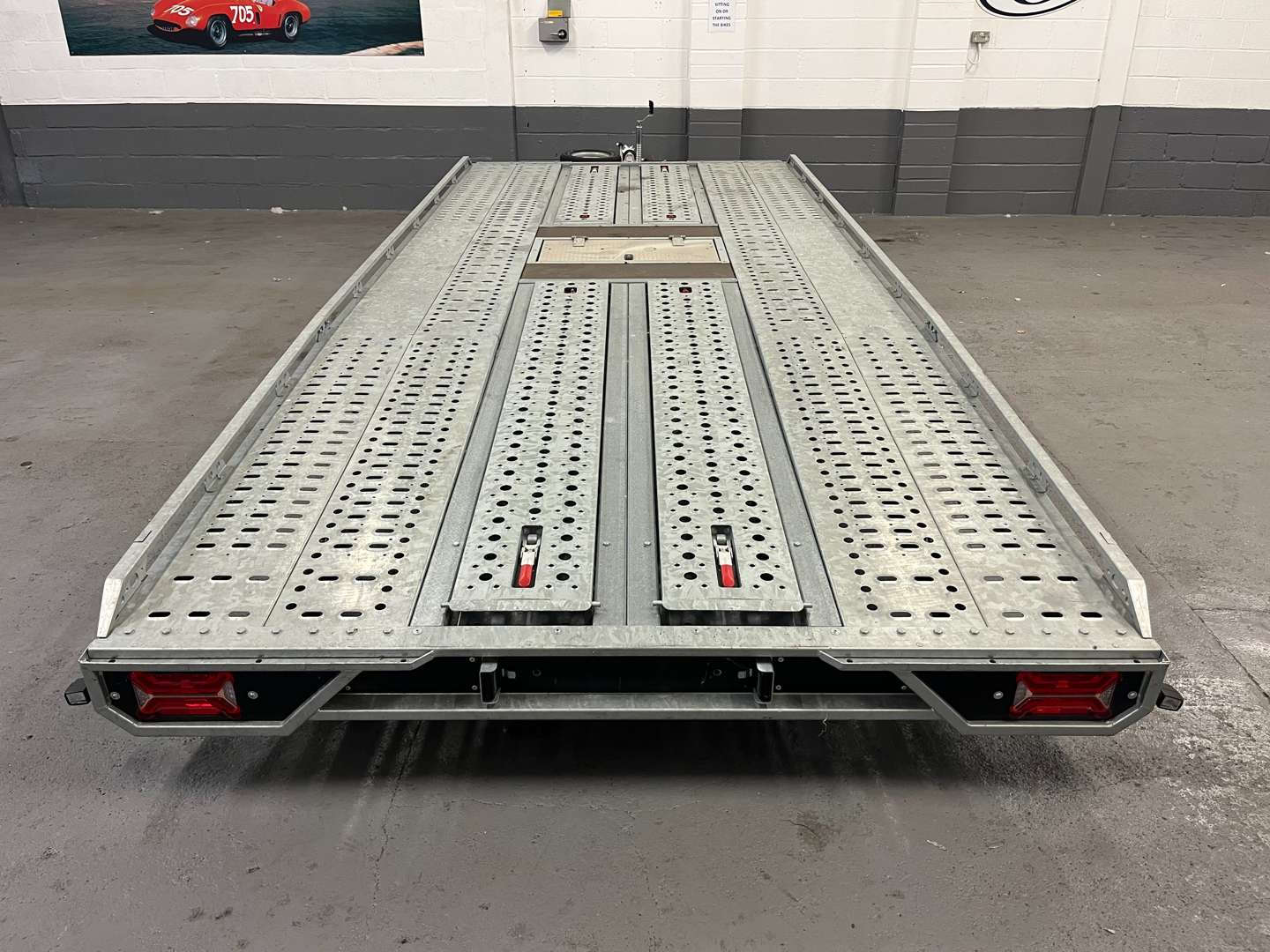 <p>BRIAN JAMES TRI AXLE TRAILER&nbsp;</p>