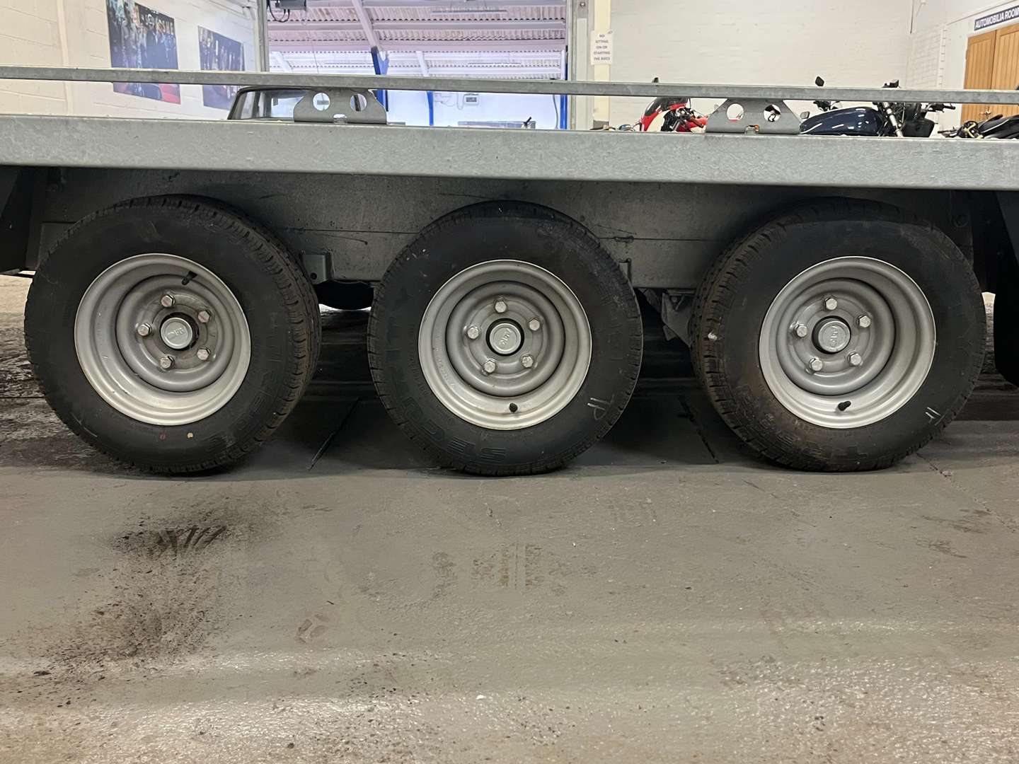 <p>BRIAN JAMES TRI AXLE TRAILER&nbsp;</p>