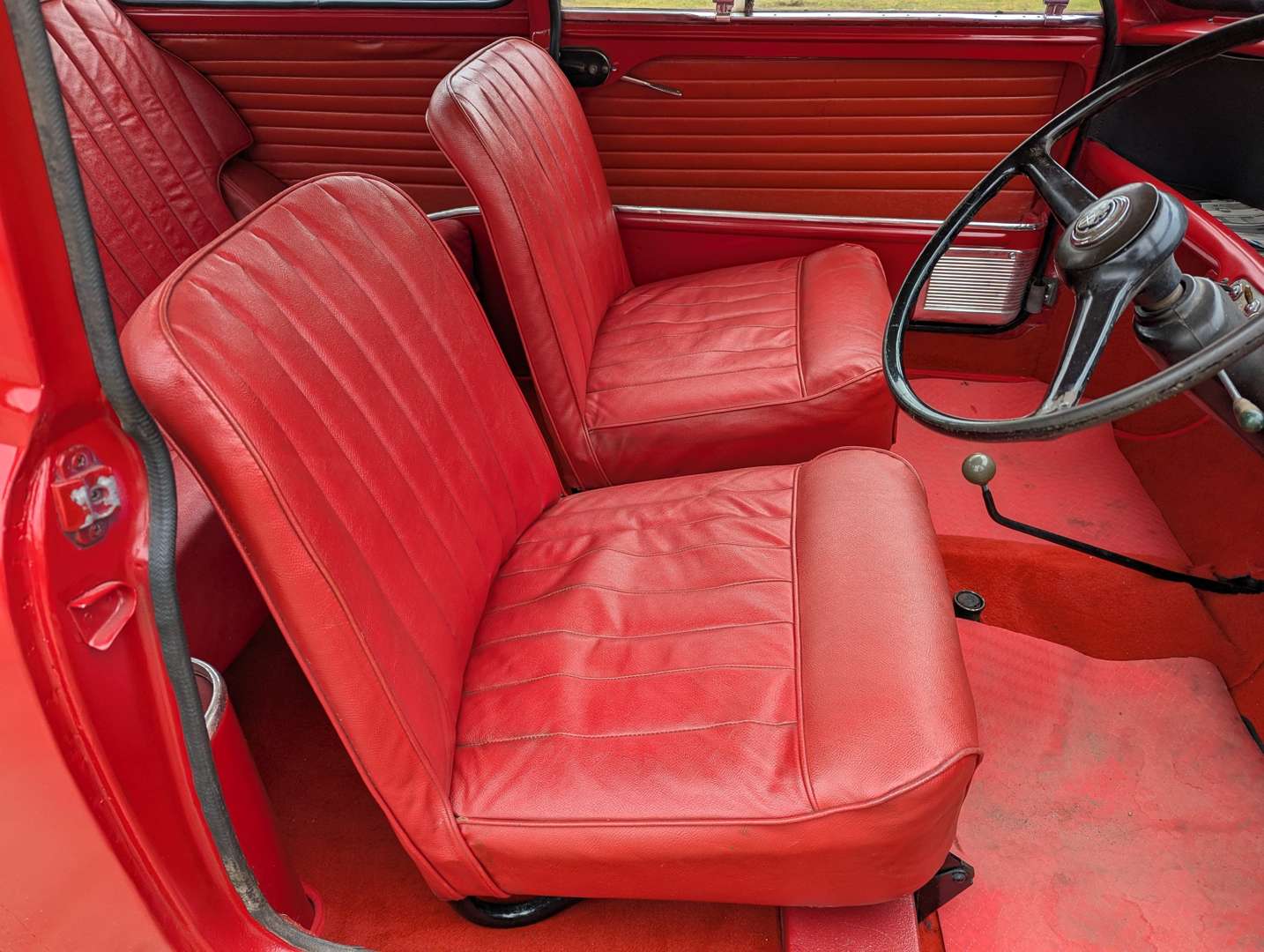<p>1962 AUSTIN MINI SUPER DE LUXE</p>