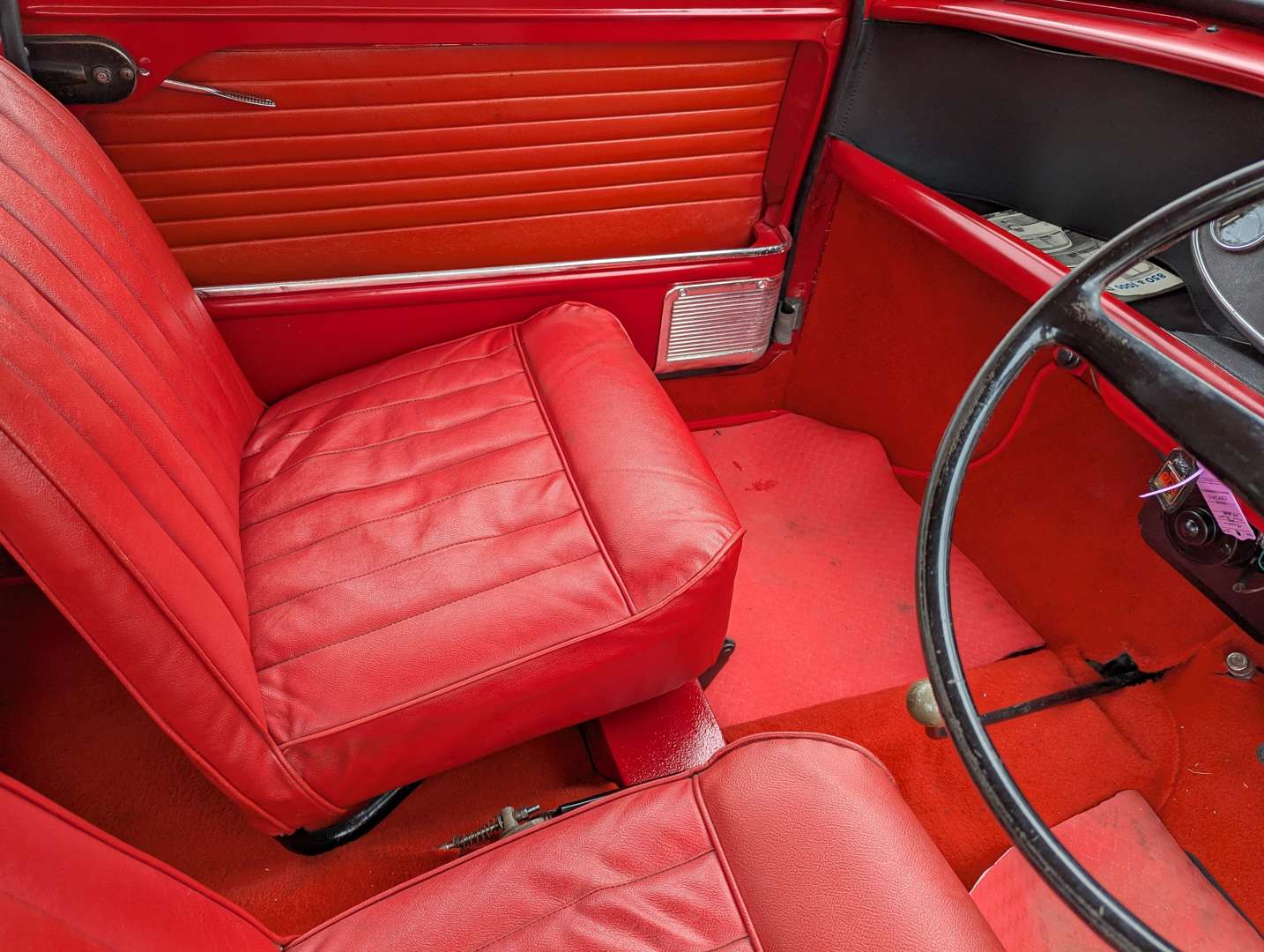 <p>1962 AUSTIN MINI SUPER DE LUXE</p>