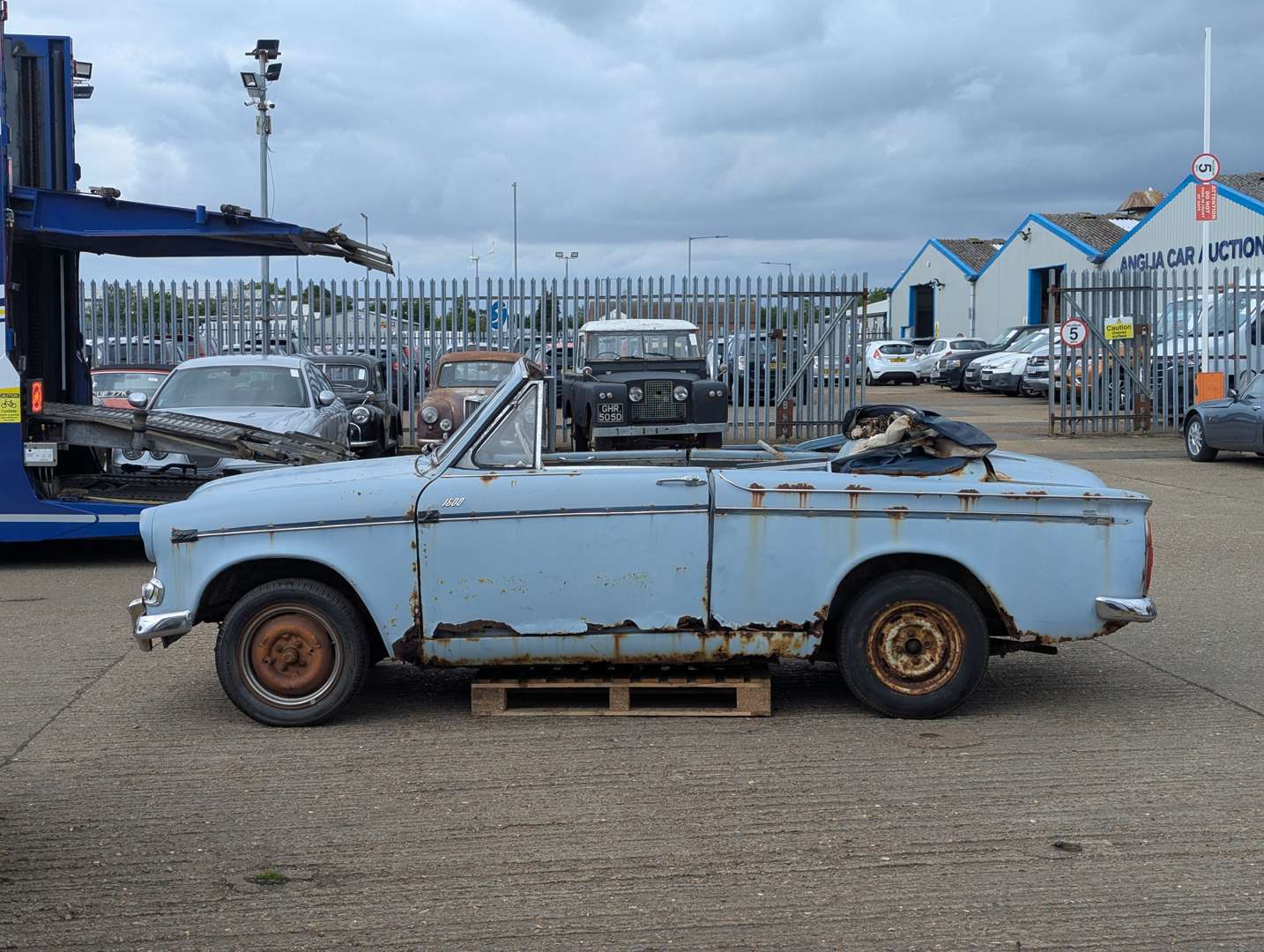 <p>1961 HILLMAN SUPER MINX</p>