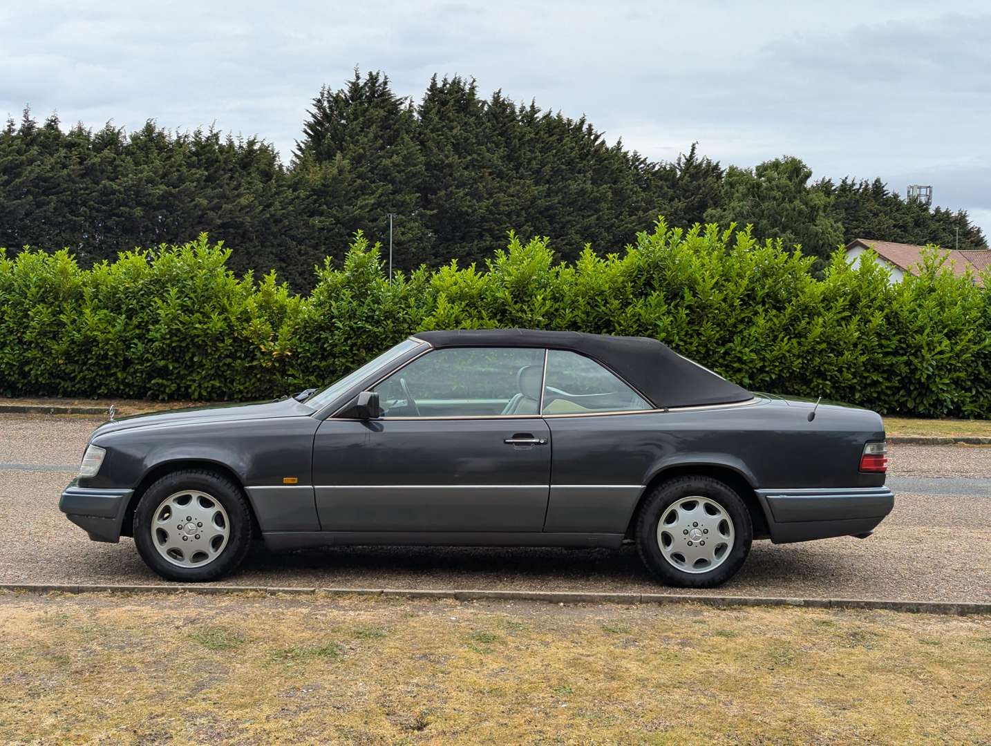 <p>1995 MERCEDES E220 CABRIOLET</p>