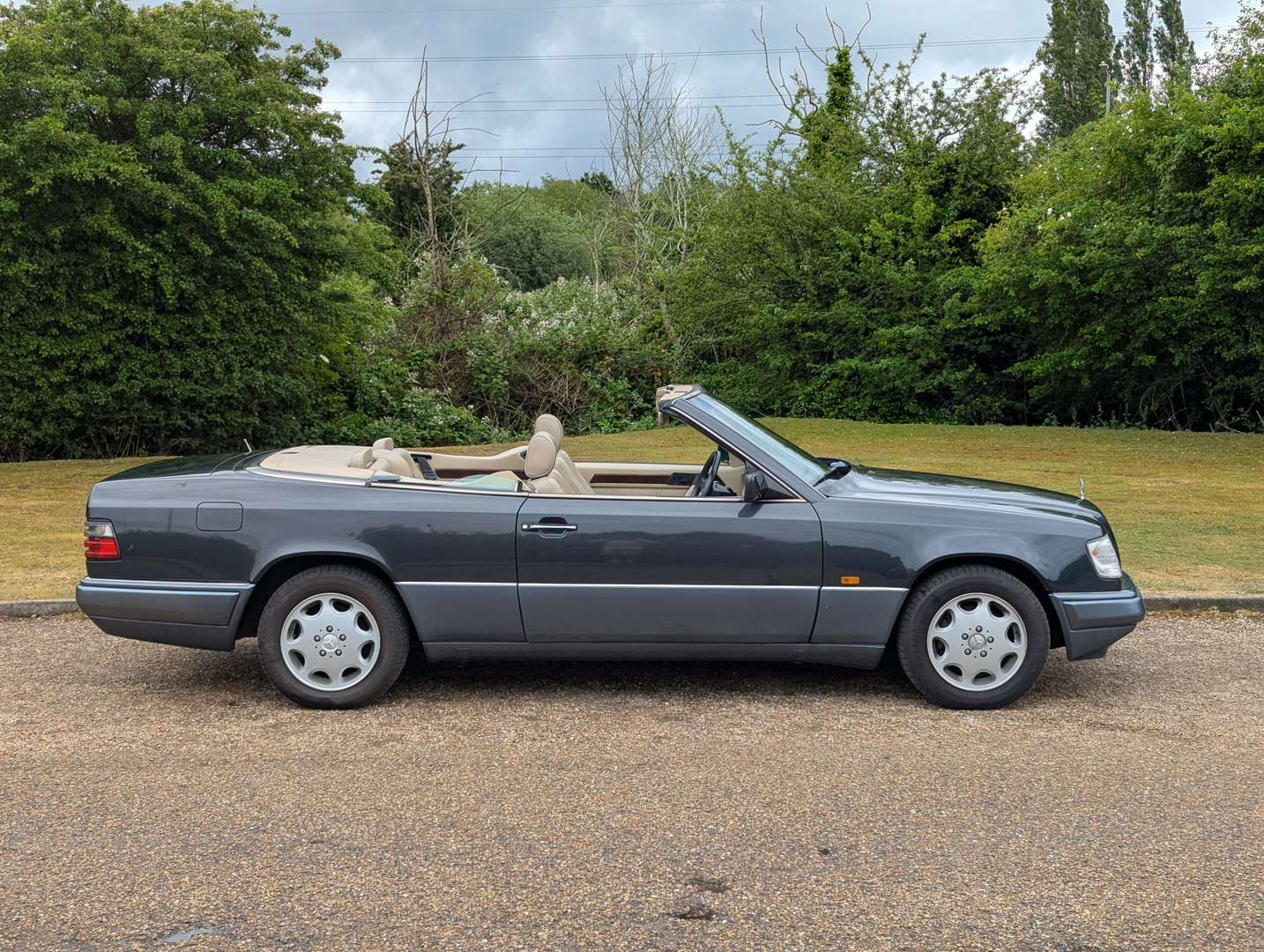 <p>1995 MERCEDES E220 CABRIOLET</p>
