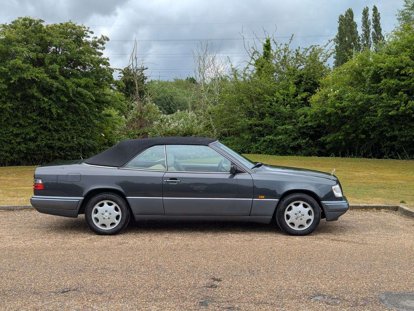 <p>1995 MERCEDES E220 CABRIOLET</p>