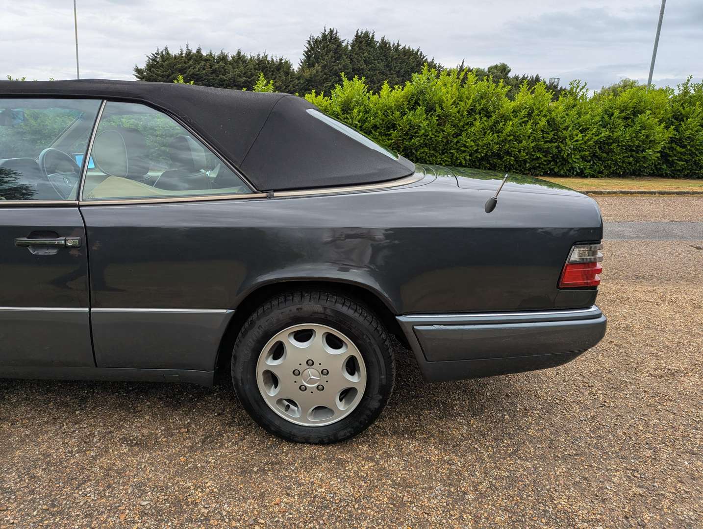 <p>1995 MERCEDES E220 CABRIOLET</p>