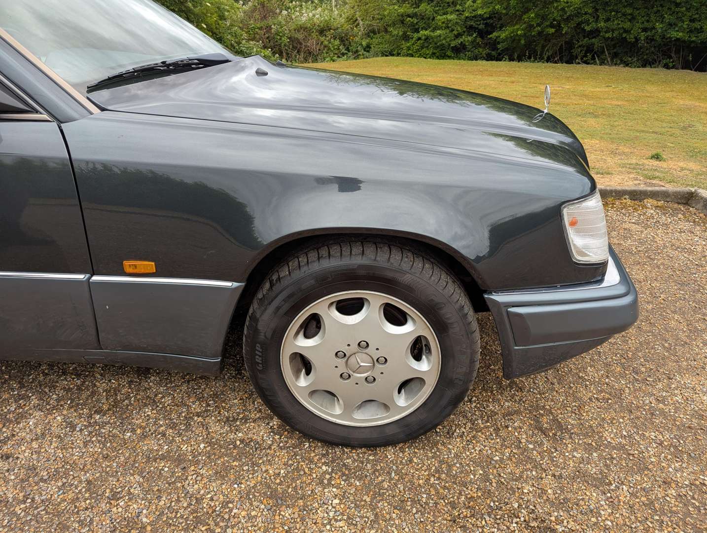 <p>1995 MERCEDES E220 CABRIOLET</p>