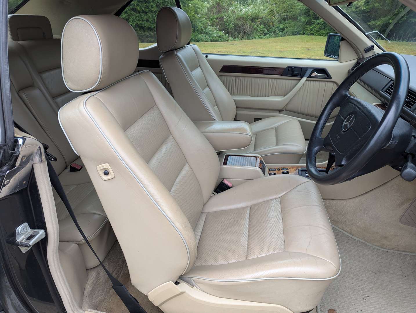 <p>1995 MERCEDES E220 CABRIOLET</p>