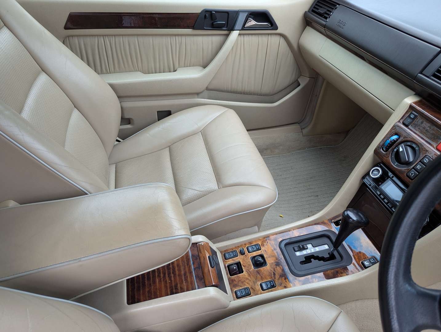 <p>1995 MERCEDES E220 CABRIOLET</p>