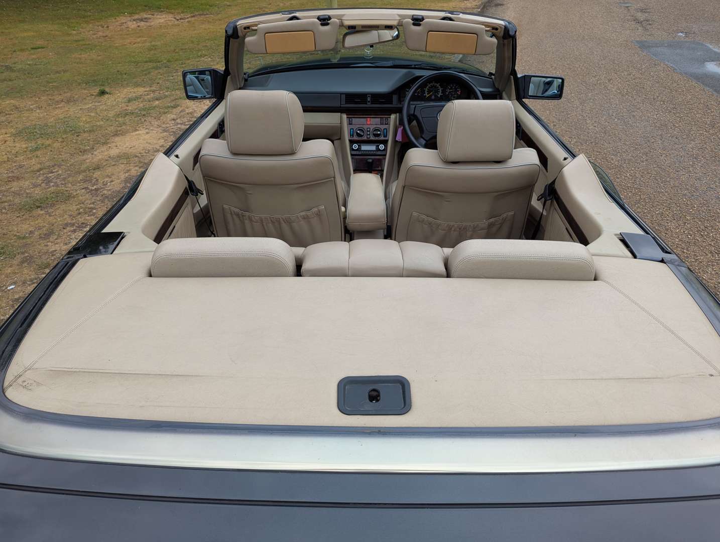<p>1995 MERCEDES E220 CABRIOLET</p>