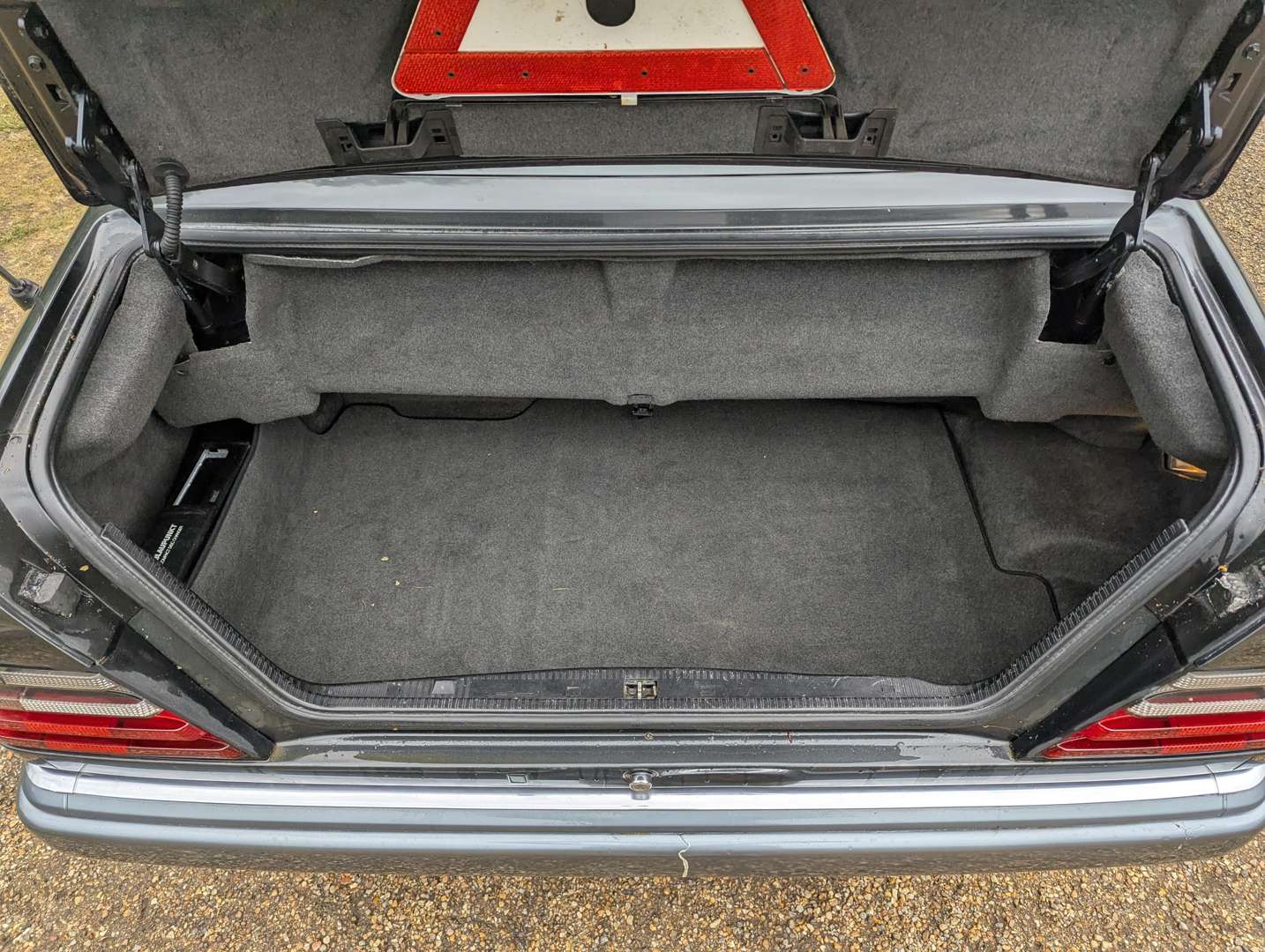 <p>1995 MERCEDES E220 CABRIOLET</p>