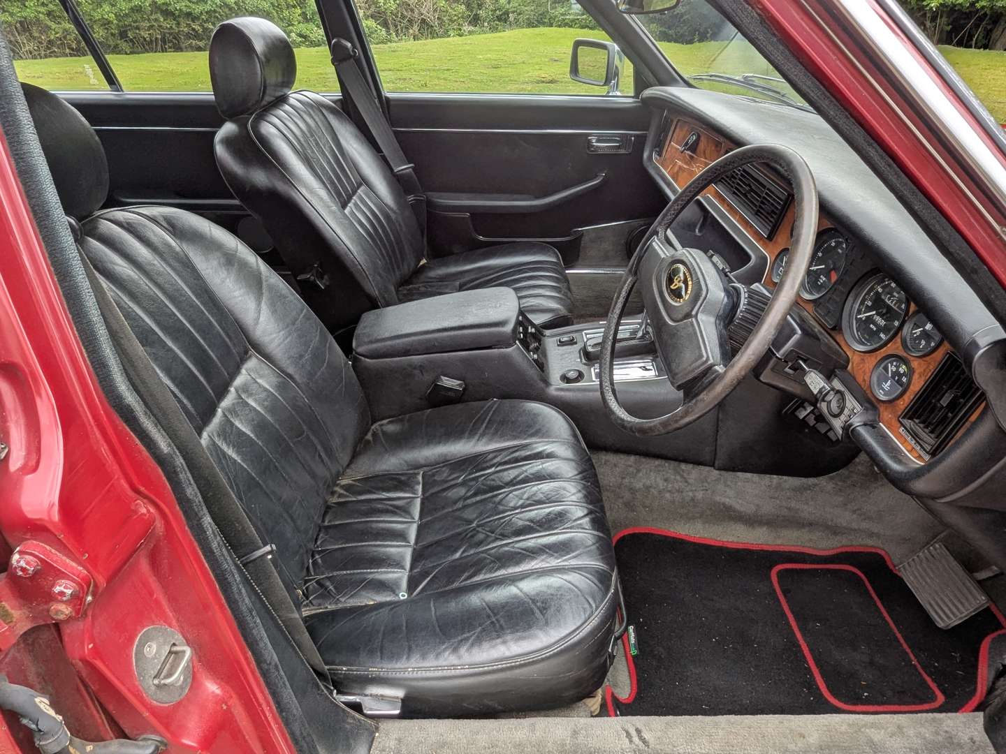 <p>1980 DAIMLER 4.2 SOVEREIGN AUTO</p>