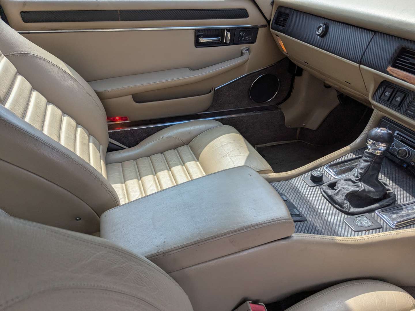 <p>1992 JAGUAR XJS 4.0 MANUAL</p>