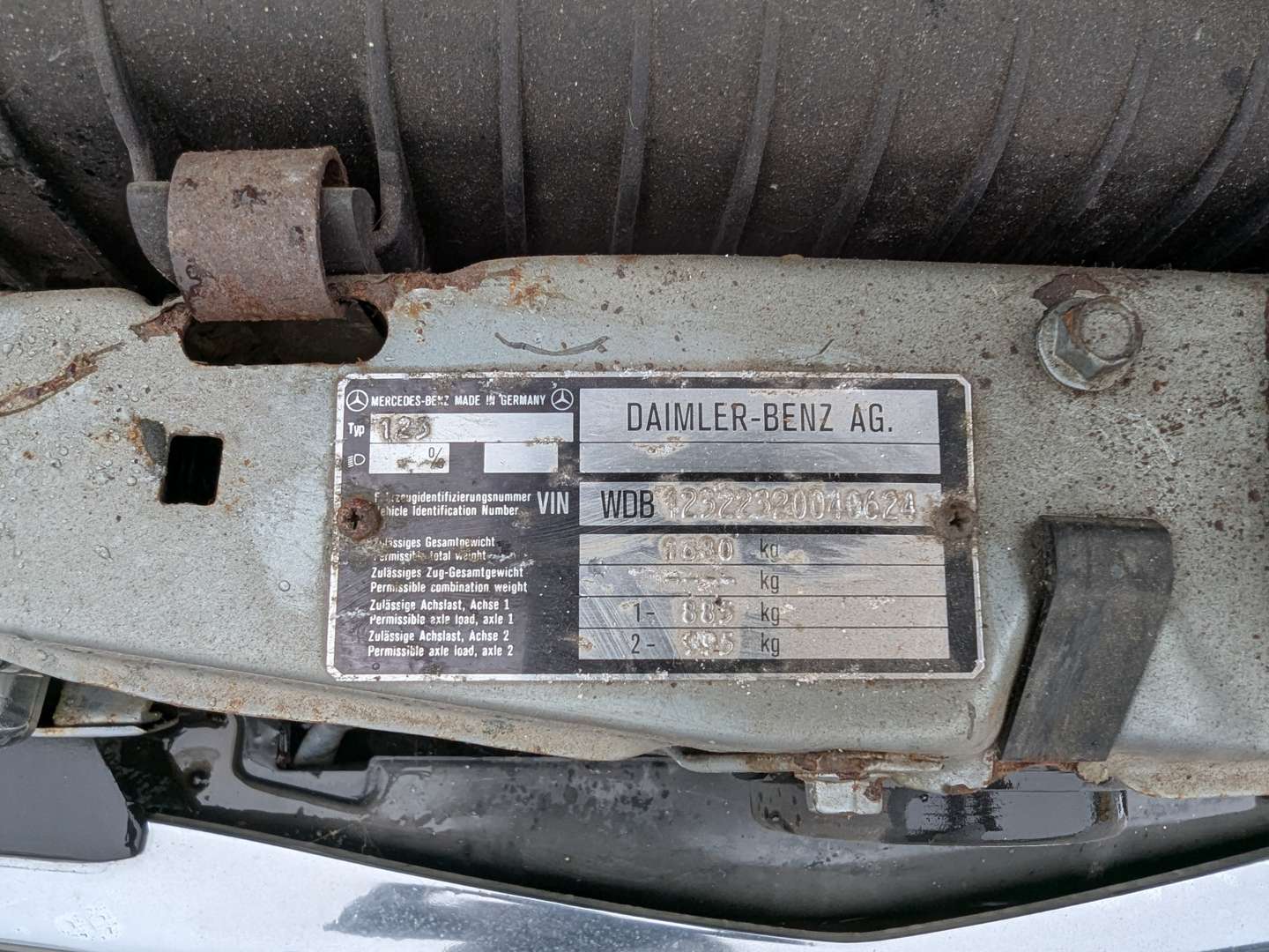 <p>1981 MERCEDES 230E</p>