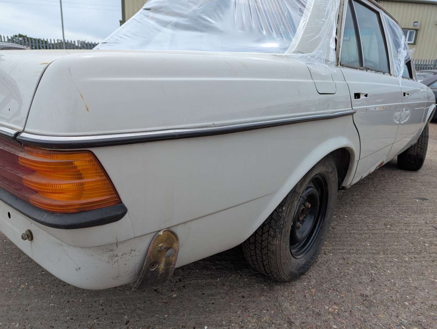 <p>1981 MERCEDES 300D AUTO</p>