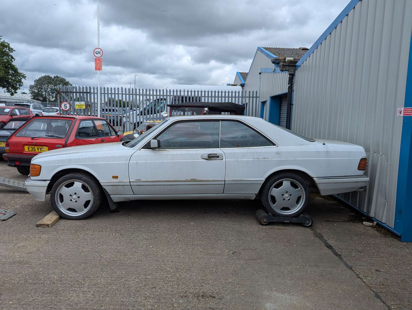 <p>1989 MERCEDES 500SEC AUTO</p>