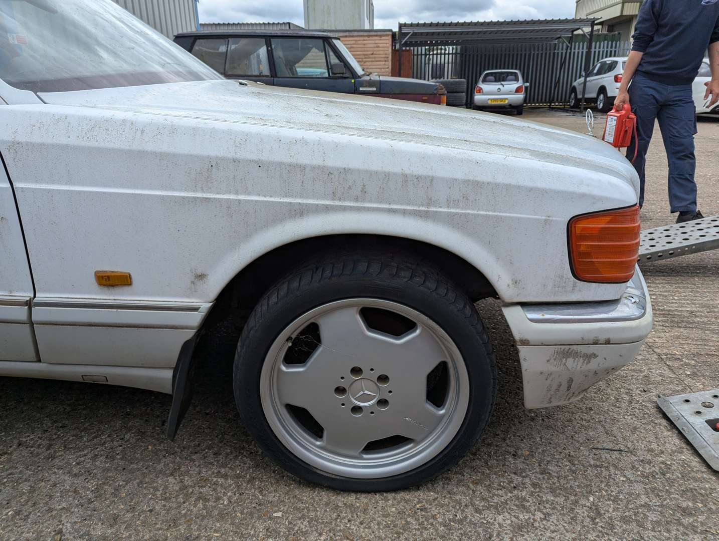 <p>1989 MERCEDES 500SEC AUTO</p>